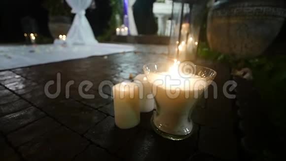 乡村风格的婚礼装饰在户外举行的婚礼上用瓶子和玻璃盒子装着蜡烛视频的预览图