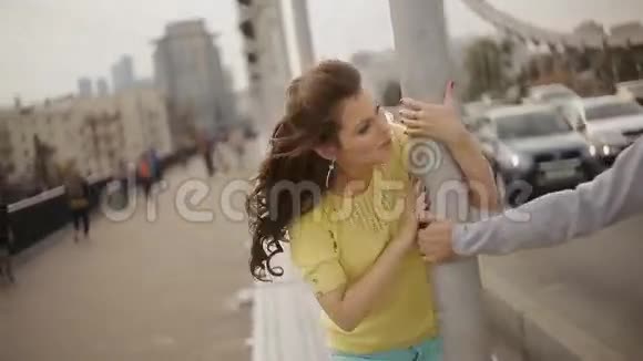 在桥上相爱的情侣视频的预览图
