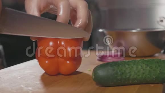 厨师手把红胡椒切片放在餐盘上视频的预览图