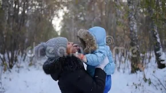 妈妈在冬天公园和宝宝玩妈妈把孩子扔了视频的预览图