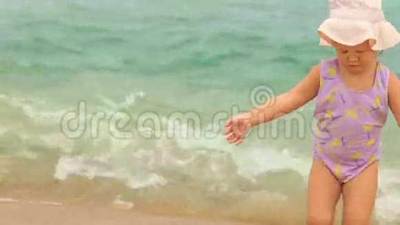 巴拿马的小女孩走出海水来到海滩视频的预览图