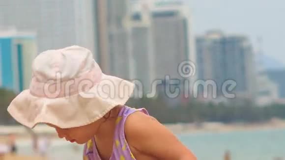 巴拿马的小金发女孩在海滩上玩玩具视频的预览图