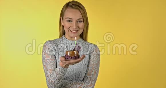 女人拿着生日蛋糕视频的预览图