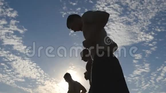 日落时分在乡下慢跑的壮汉剪影一组男性慢跑训练马拉松跑运动员视频的预览图