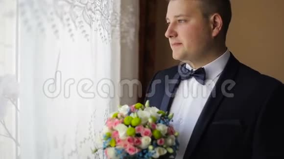 年轻白种人带着结婚花束的肖像视频的预览图