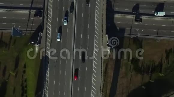 俯视公路上行驶的汽车高速公路交汇处的汽车交通视频的预览图