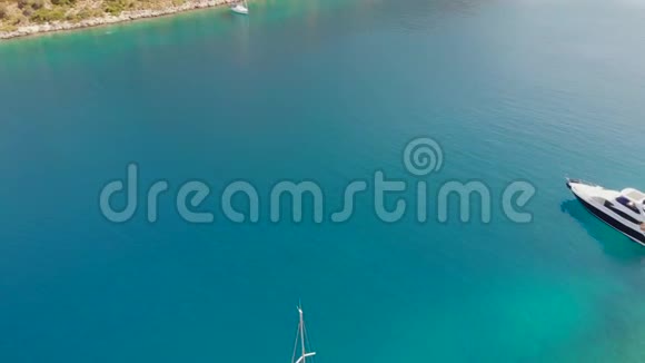 帆船停泊在岸边一个令人愉快的海景无人机视频视频的预览图