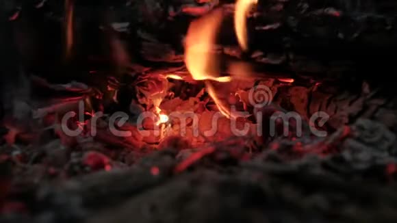 煤在火里燃烧视频的预览图