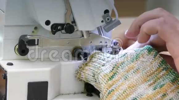 手套厂的工业缝纫机视频的预览图