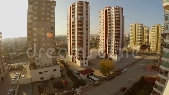 在土耳其城市阿达纳中心阳光下美丽的新高层建筑视频的预览图