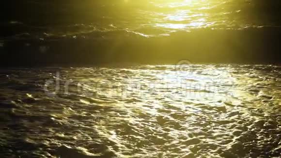 在暴风雨的海面和海浪上缓慢移动的阳光视频的预览图