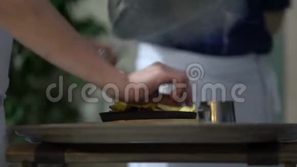 厨师用酒精煮食物视频的预览图