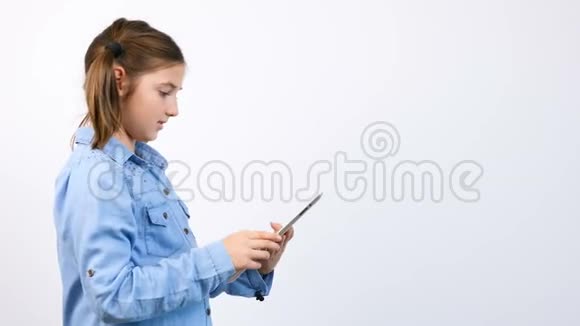 玩数字平板电脑的少女视频的预览图