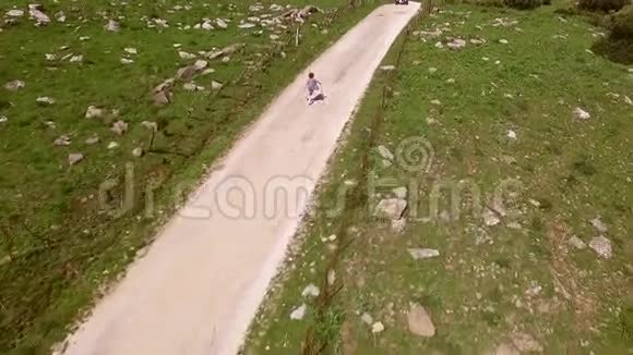 在孤独的乡间小路上奔跑的女孩视频的预览图