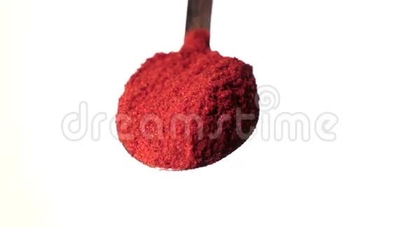 红辣椒粉从铁勺上掉下来白色背景慢动作视频的预览图