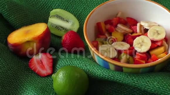 碗里有美味的水果沙拉视频的预览图