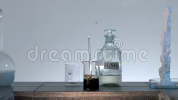 学校实验室的实际化学测试白色背景下的剧烈化学反应视频的预览图