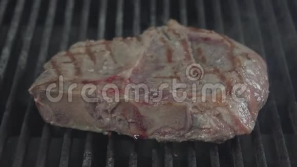 炒肉的时候肉的平静正在转变视频的预览图