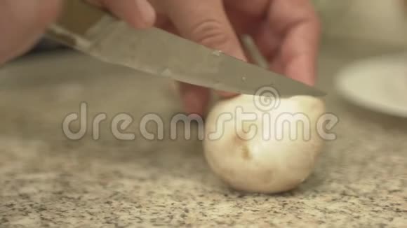 一个男人正在厨房切蘑菇视频的预览图