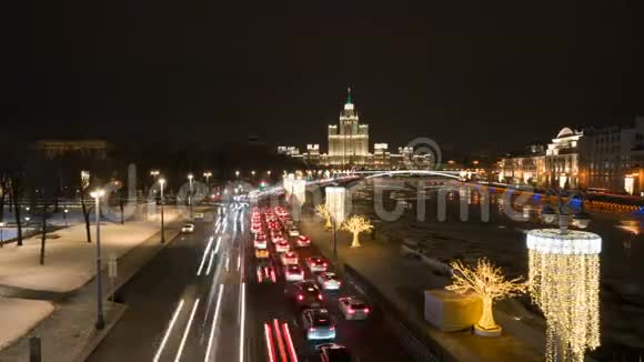 从莫斯科Zaryadye公园的Soaring桥夜景视频的预览图