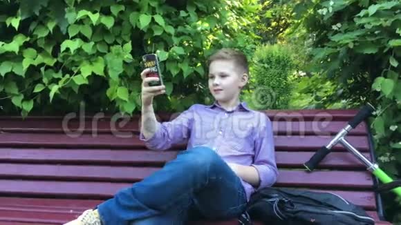 一个男孩坐在长凳上自拍视频的预览图