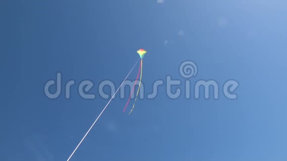 彩虹风筝在蓝天上高高飞翔视频的预览图