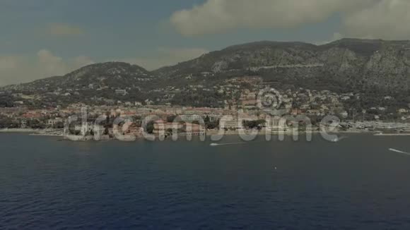 美丽的游艇在法国海岸的蓝海摩纳哥城市蒙特卡洛德隆飞行港口雅赫茨海平面视频的预览图