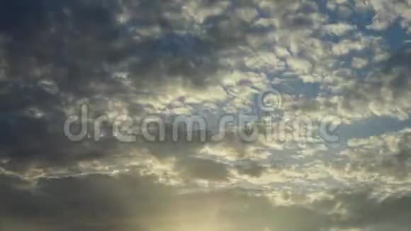 从日落到蓝小时的云景视频的预览图
