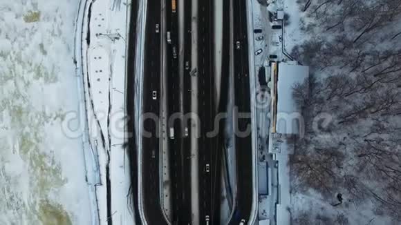 冬天汽车在公路交叉口行驶公路上汽车交通鸟瞰图视频的预览图