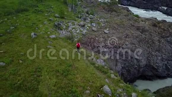 空中飞行带背包的女孩旅行者沿着山崖散步女游客去远足了西伯利亚阿尔泰视频的预览图