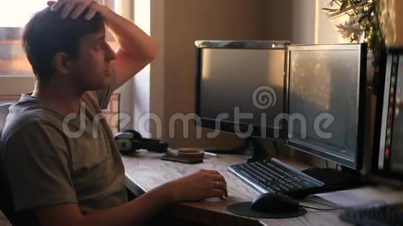 一个年轻人在日落时分的电脑前准备工作手里拿着一个笔记本4K视频的预览图