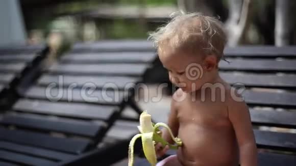 小可爱女孩在户外吃香蕉视频的预览图