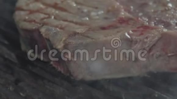 在生煎牛排周围的侧锅视频的预览图