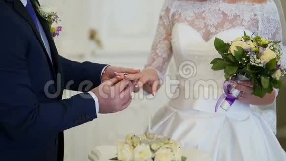 新郎在婚礼上把结婚戒指送给新娘视频的预览图