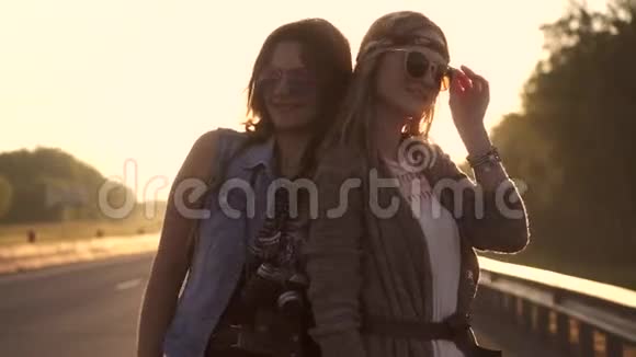 两个嬉皮女孩的肖像戴墨镜的女朋友穿着波霍式的视频的预览图