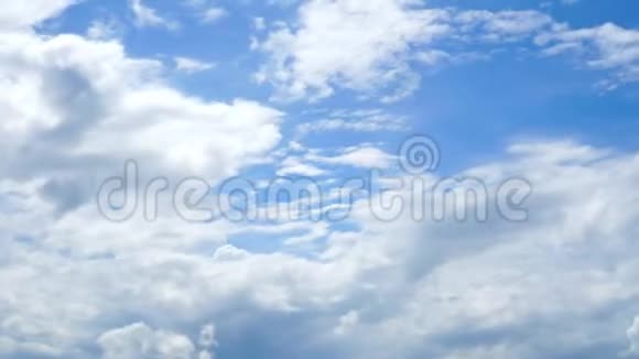 大的云景移动的云和蓝天视频的预览图