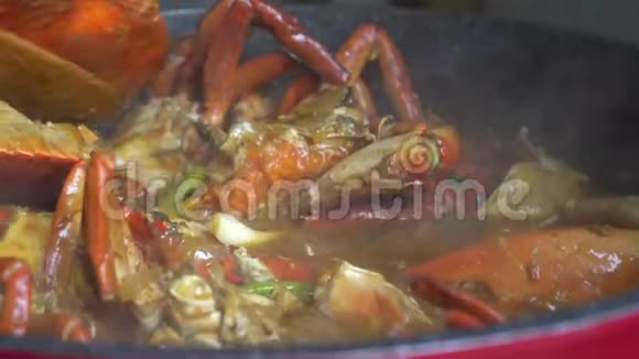 美味可口的海鲜菜肴辣椒蟹新加坡标志性食物视频的预览图