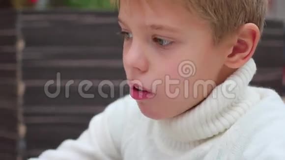 一个孩子喝的是一个稻草碳酸饮料特写视频的预览图