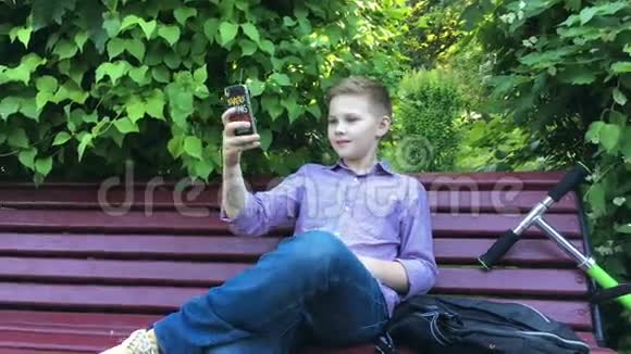 一个男孩坐在长凳上自拍视频的预览图