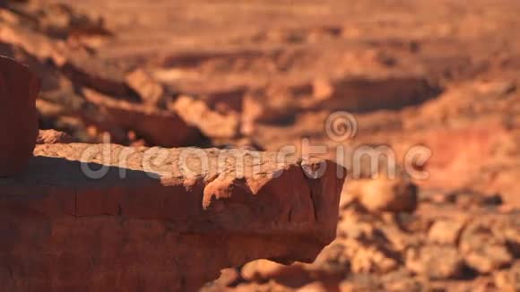 峡谷的沙漠山脉中的岩石层视频的预览图