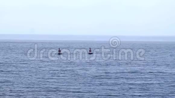 在一个寒冷的早晨群岛和一个带有波浪的航行浮标上覆盖着的海烟视频的预览图
