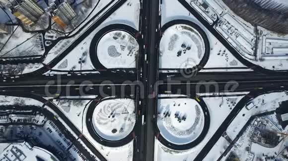 城市的无人机视高速公路立交桥雪道路口的汽车交通视频的预览图