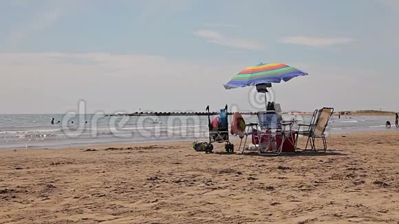 一张有椅子的桌子用伞保护加泰罗尼亚的西班牙海滩视频的预览图