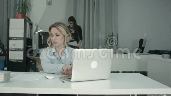 办公室妇女通过笔记本电脑向同事解释饼图视频的预览图
