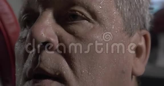 男人用毛巾擦汗的脸视频的预览图
