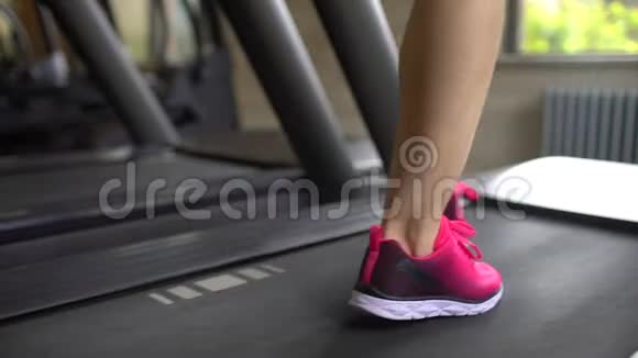 运动迷人的白种人年轻女子在健身房做有氧运动健身女孩穿粉色上衣的女运动员视频的预览图