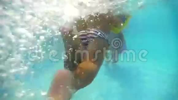 水下拍摄的女婴在游泳池游泳视频的预览图