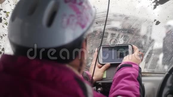 坐在车里的年轻女孩从Jeep手机的窗户上拍照高清视频的预览图