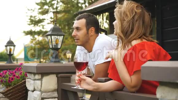 暑假和约会概念男人和女人在城里的咖啡馆里喝酒视频的预览图