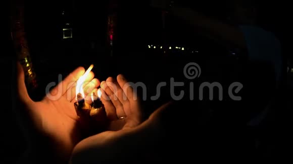 晚上在佛寺烧蜡烛人们在古普罗庙里点燃了红色的大蜡烛红烛在里面视频的预览图